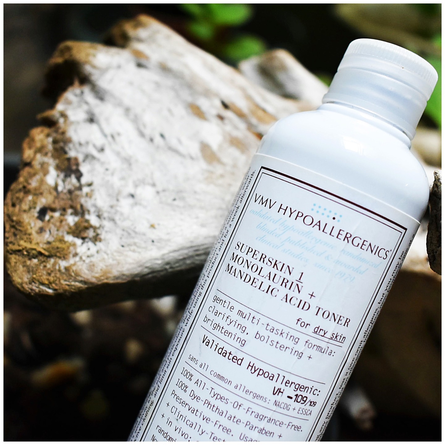 Monolaurin is a multitasking marvel but so is mandelic acid! #MultitaskingMonday #skinstrumental 

Derived from almonds, mandelic acid is excellent at addressing …
🕰 Photo-aging (wrinkles, loss of elasticity),
🔴 Acne, and
🦒 Dark spots.

It’s also far less irritating than many other effective actives out there.

Mandelic acid (present with monolaurin in Superskin Toners) has a larger molecular size which makes it penetrate the skin less, but more evenly, performing excellently as a keratolytic.

Allergic to tree nuts? Unless you’ve also patch tested positive to almonds you should still be able to use mandelic acid. Food and skin allergies do not frequently correlate. A prick test or blood test is specific to food. Make sure to get a patch test to confirm your skin allergies.

#hypoallergenic #mandelicacid #skincare #SavingTheWorldsSkin