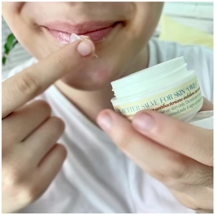 GENEROUSLY apply lip balm before bed to wake up with softer lips (especially if you’re an open-mouth, drooling sleeper)! #TopTipTuesday #skingenious 

Using Boo-Boo Balm means extra barrier repair and microbial protection, too!

#hypoallergenic #lipbalm #skincare #booboobalm #coconutoil #monolaurin #SavingTheWorldsSkin
